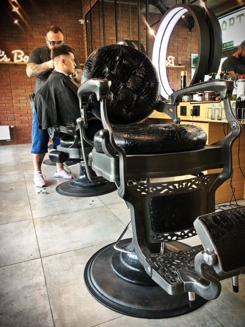 Klasyczny fotel barberski